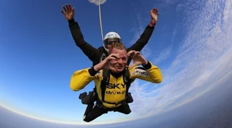 Jak odbywa się skok spadochronowy w tandemie? Sprawdziliśmy 