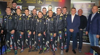 Zawodowe zbrojne ramię AKS