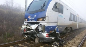 Tragedia w Piotrkowie - wjechał pod pociąg, zginął na miejscu [AKTUALIZACJA] VIDEO