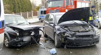 Zderzenie dwóch aut w Laskach