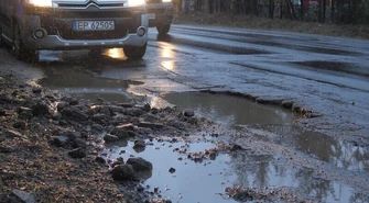 Wielka dziura na Rakowskiej. Kierowcy, uważajcie! 