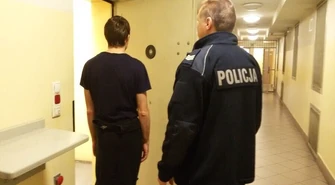 Kazał jej wysiąść z auta, groził bronią i... kijem 