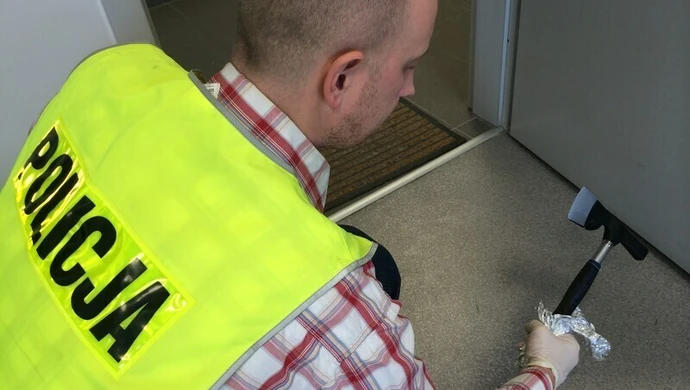 Bił kobietę młotkiem po twarzy. 41-latek w areszcie