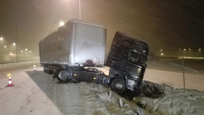 Tir wpadł na bariery energochłonne