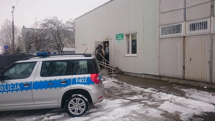 Wychłodzeni i zmarznięci. Pomogli im policjanci
