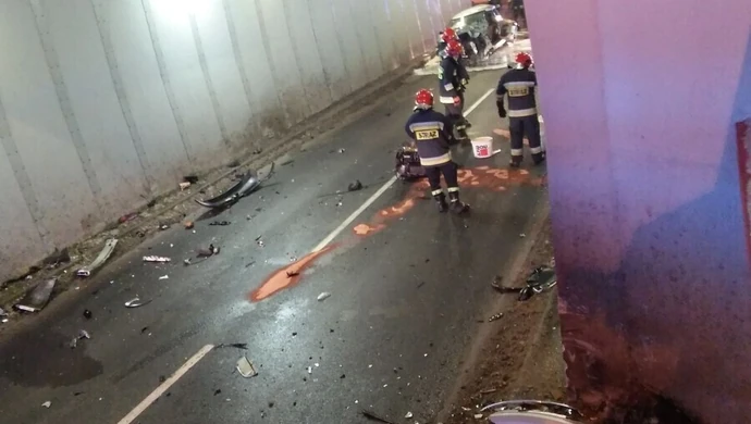 Uderzył w ścianę wiaduktu