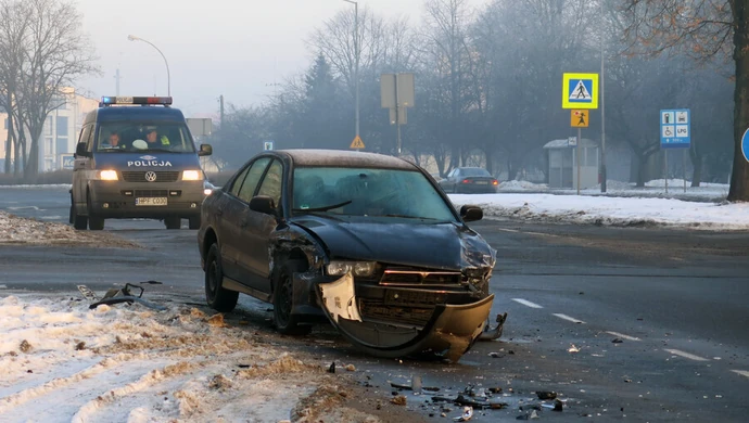 Zderzenie na skrzyżowaniu Dmowskiego/Armii Krajowej. 4 osoby w szpitalu