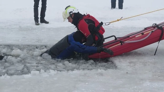 WOPR i strażacy ćwiczyli na lodzie