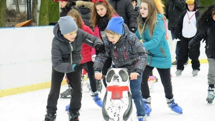 Tańce i hulanki na piotrkowskim lodowisku