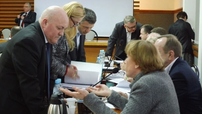 Nowa sieć szkół zatwierdzona. Radni PiS &#8222;wybuczeni&#8221; przez nauczycieli