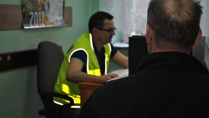 Spowodował kolizję i uciekł. Był pijany i nie miał prawa jazdy