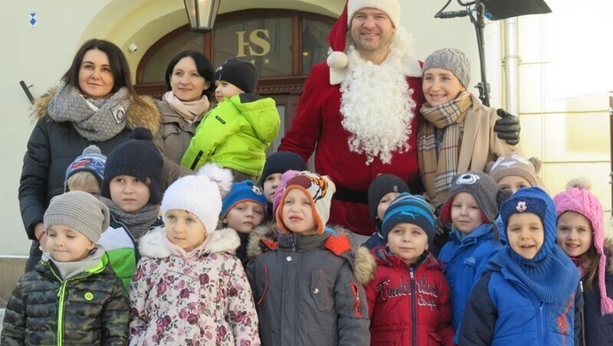 Sesja zdjęciowa piotrkowskich przedszkolaków z gwiazdorem polskiego kina 