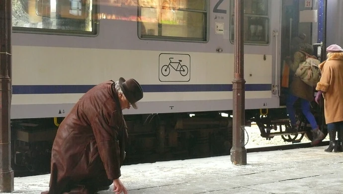 Andrzej Grabowski na peronie piotrkowskiego dworca