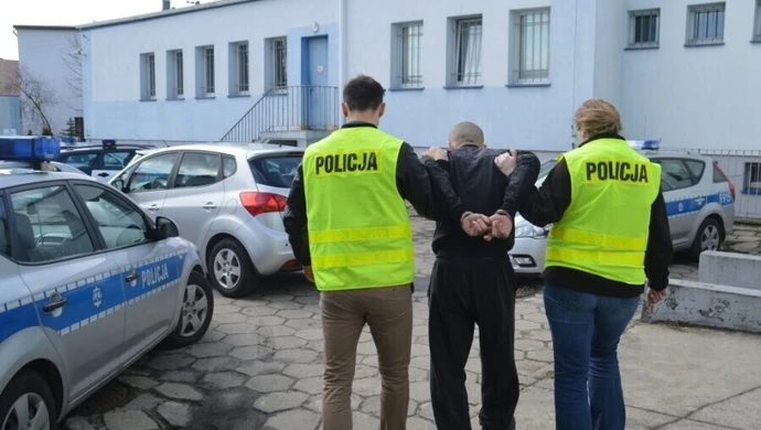 Włamywał się do mieszkań i kradł torebki