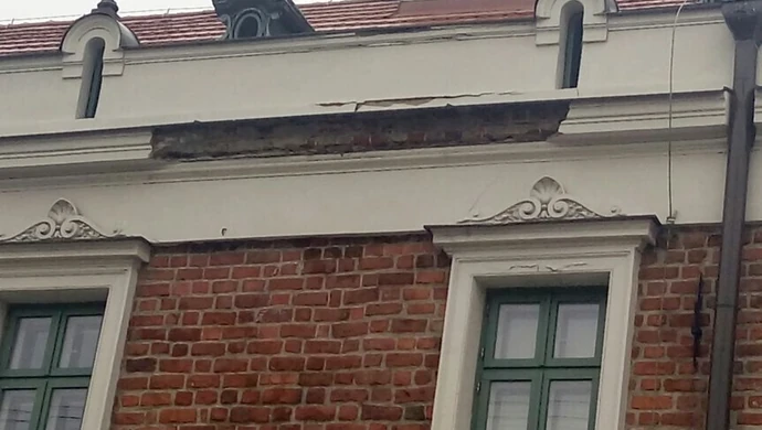 Uwaga! Z budynku klasztoru Panien Dominikanek odpadają kawałki gzymsu