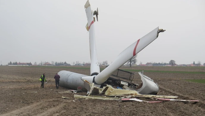 Runął wiatrak w Zalesicach. Ktoś mu „pomógł”?