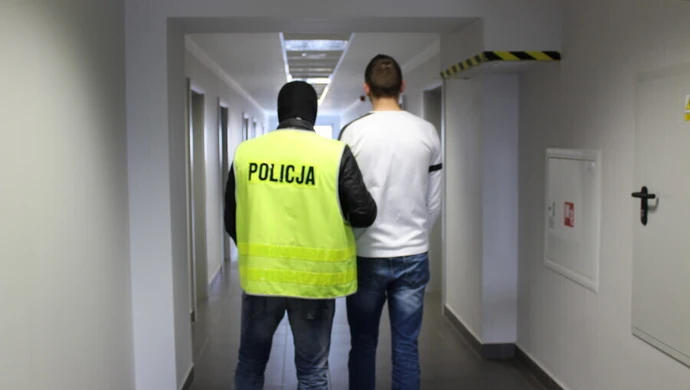 Bili butelką, kopali i grozili nożem. Są już w areszcie