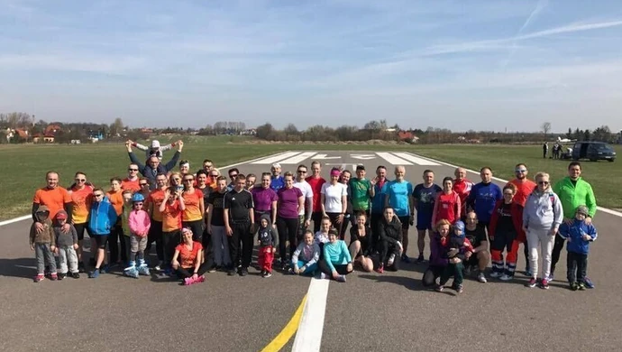 Pobiegli po pasie startowym