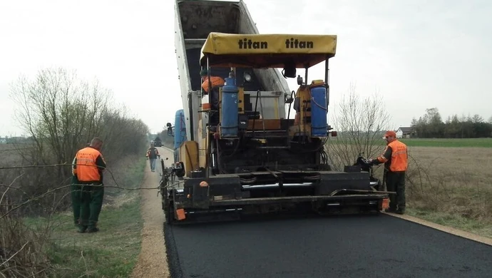 Nowy asfalt w Bujnach