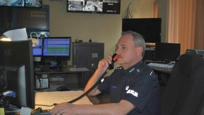 Powiedział, że wszedł na słup trakcji elektrycznej i za chwilę skoczy 