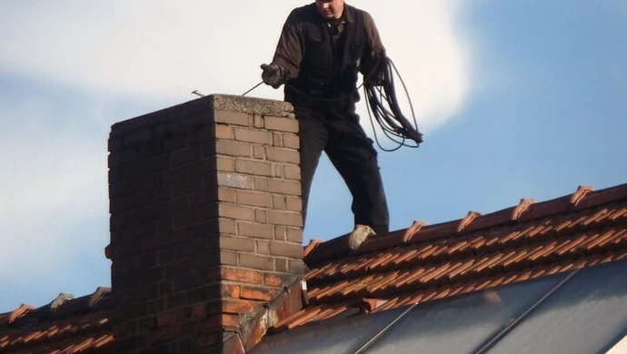 Przed czy po zimie? Kiedy powinien wkroczyć kominiarz? 