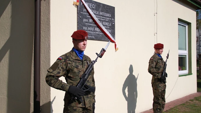 Obchody 77. rocznicy zbrodni katyńskiej w Moszczenicy