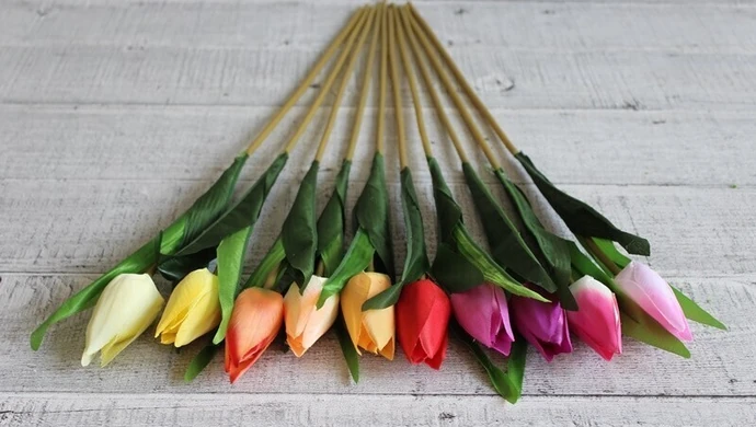 Sztuczne kwiaty – czy warto wykorzystywać je do dekoracji wnętrz?