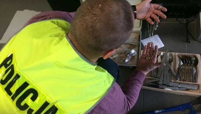 Uciekając, gubili łupy 