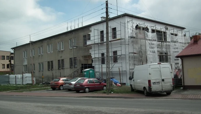 Remontują budynek komunalny w Woli Krzysztoporskiej 