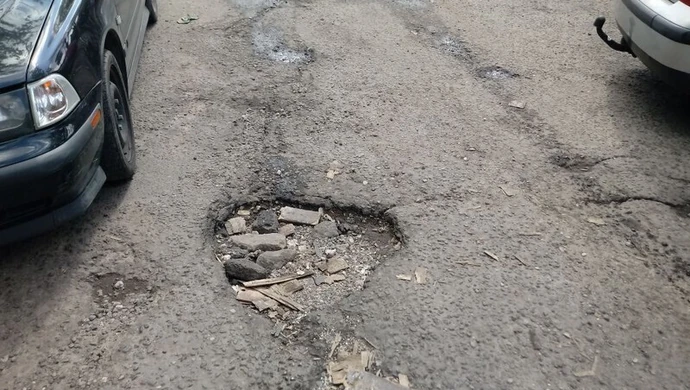 Mieszkańcy narzekają na stan parkingu przy szpitalu 