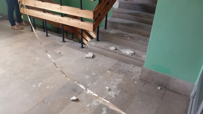 Odpadł tynk wewnątrz poradni przy Dmowskiego