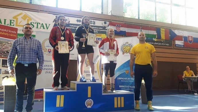 Medalowe żniwa zapaśniczek i zapaśników AKS