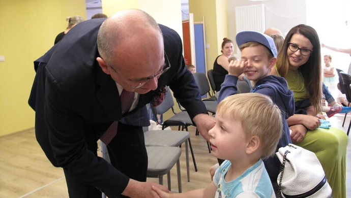 Sulejów: wojewoda złożył dzieciom życzenia