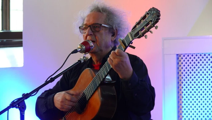 Tadeusz Woźniak zaśpiewał podczas Nocy Bibliotek w Piotrkowie