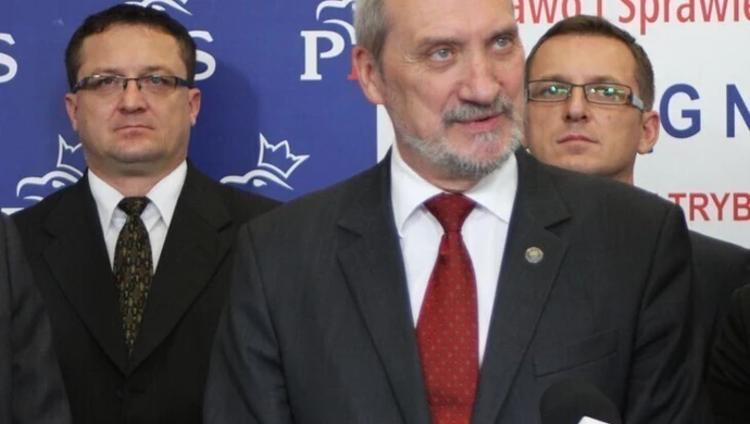 Prawie 60 procent Polaków źle ocenia ministra Macierewicza