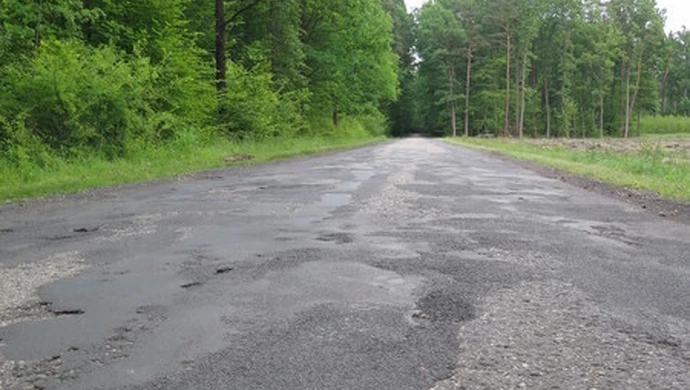 Dziury i łaty... Kiedy remont drogi Piotrków - Koło?