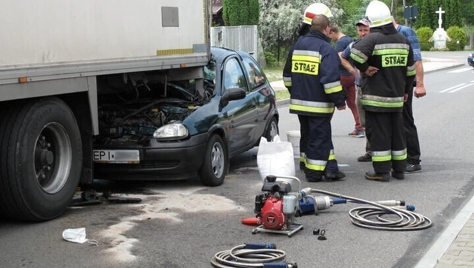 Corsa pod naczepą TIR-a