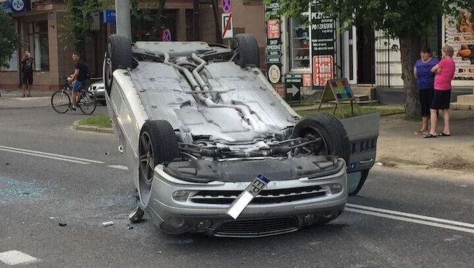 Mercedes dachował na ul. Słowackiego