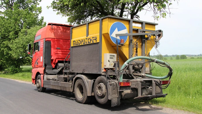 Trwa łatanie dróg w gm. Wola Krzysztoporska 