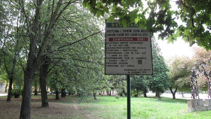 Ławki ze skweru zlikwidowane. Mieszkańcy protestują