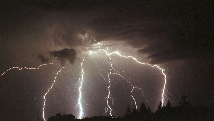 W nocy możliwe burze z gradem 