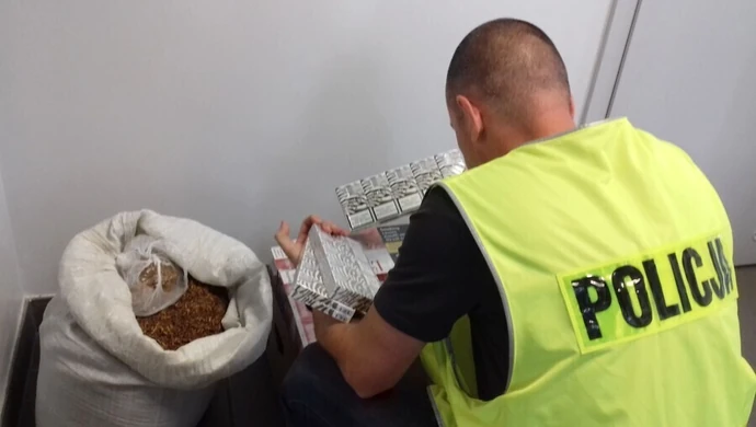 Papierosy bez akcyzy w mieszkaniu piotrkowianina