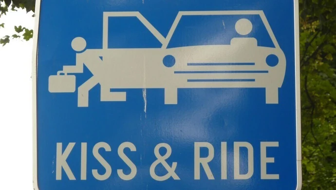 Pocałuj i jedź! Strefy powitań i pożegnań trafią także do Piotrkowa?