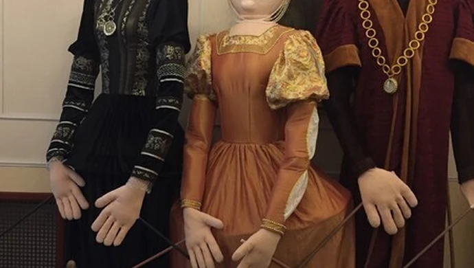 Trzymetrowe lalki na Rynku