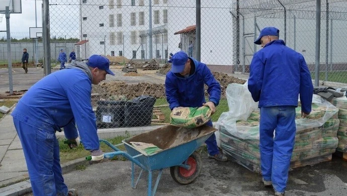 Więźniowie pobierają nauki
