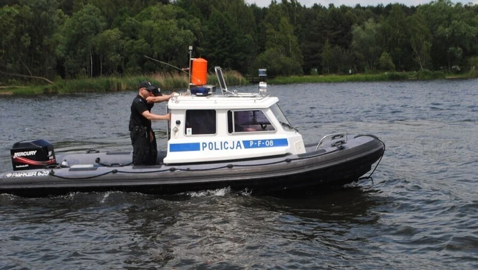 Wiatr przewrócił jacht. Pomogli policjanci 
