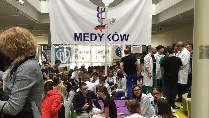 Lekarze rezydenci protestują już 9 dni 