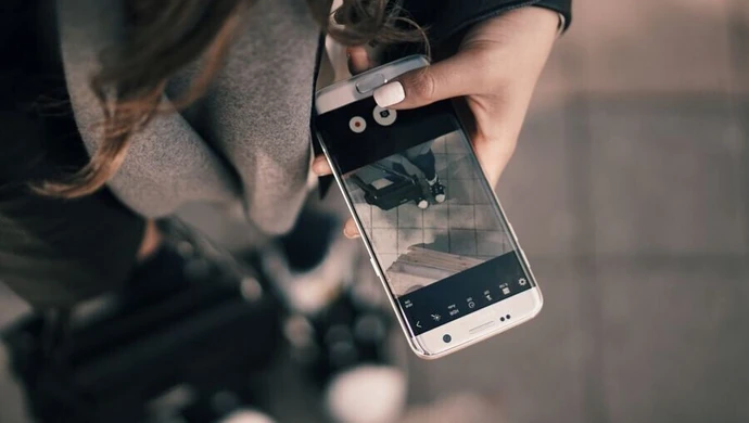 W szkołach bez telefonu