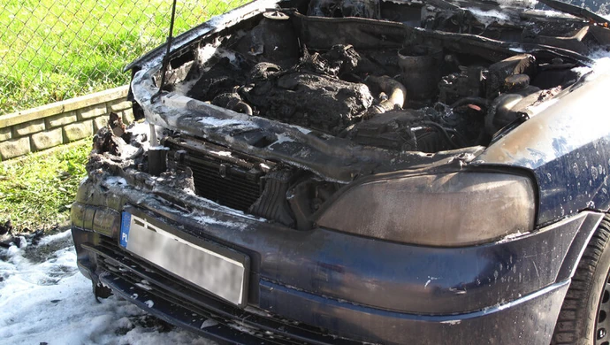 Opel spłonął na Działkowej