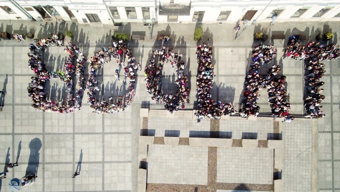 Żywy napis w Rynku Trybunalskim